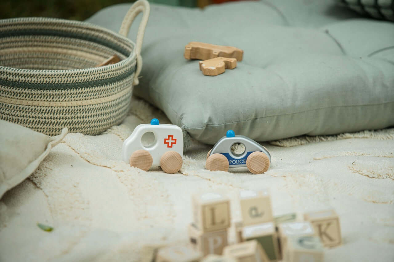 Дървена играчка Линейка - BAJO